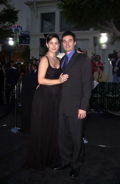 Carrie-Anne Moss y su marido Steven Roy — Foto de Stock