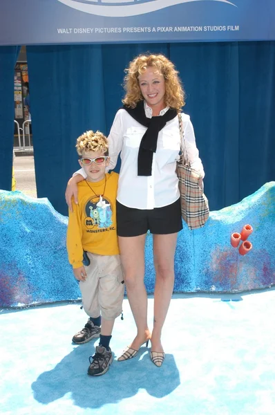 Virginia Madsen e filho — Fotografia de Stock