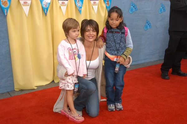 Lisa Rinna and kids Andrea and Delilah — Stock Photo, Image