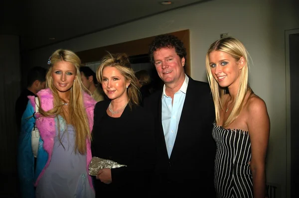 Nicky Hilton and Paris Hilton and parents — Stock Photo, Image