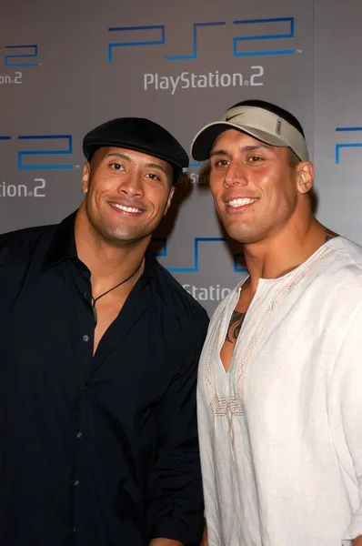 Dwayne "The Rock" Johnson com seu primo — Fotografia de Stock