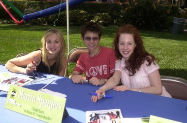 Kaley cuoco ve martin spanjers ve amy davidson