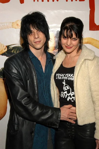 Coyote Shivers and wife Pauley Perrette — Stock Photo, Image