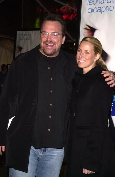 Tom Arnold and wife — Stockfoto