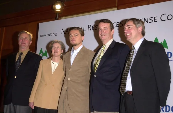Leonardo DiCaprio with members — Stock Photo, Image