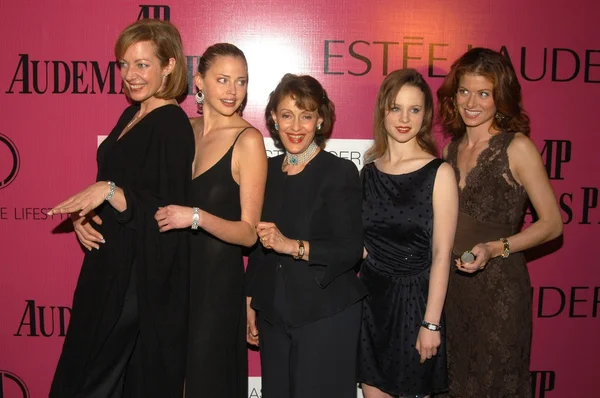 Allison Janney, Estella Warren, Evelyn Lauder, Thora Birch e Debra Messing — Foto Stock