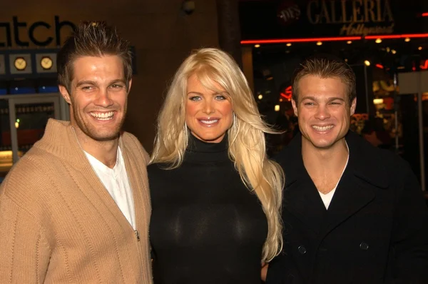 Geoff and George Stultz with Victoria Silvstedt — Stock Photo, Image
