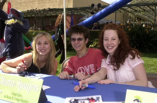 Kaley Cuoco and Martin Spanjers and Amy Davidson — Stock Photo, Image