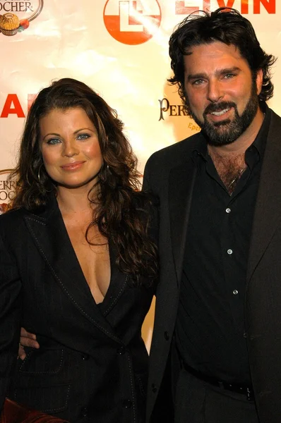 Yasmine bleeth och make paul cerrito — Stockfoto