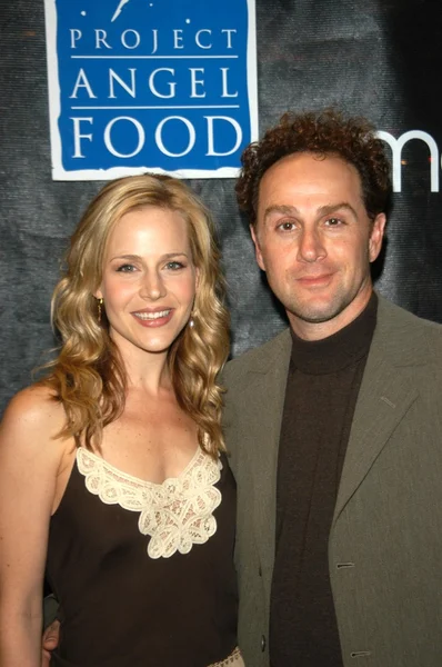 Julie benz en man jon kassir — Stockfoto