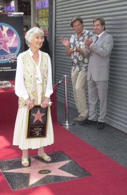 Betty garrett alır onun yıldızı jeff olarak Şöhret Kaldırımı Tarih ve beau bridges bak