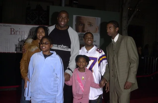 Magic johnson och familj — Stockfoto