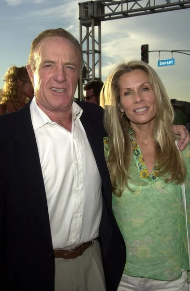 James Caan y su esposa Linda — Foto de Stock