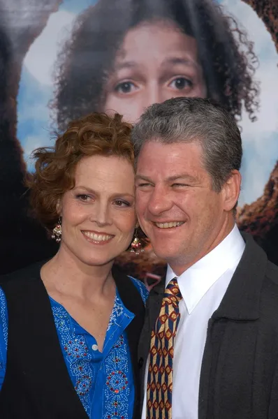 Sigourney Weaver e seu marido Jim Simpson — Fotografia de Stock