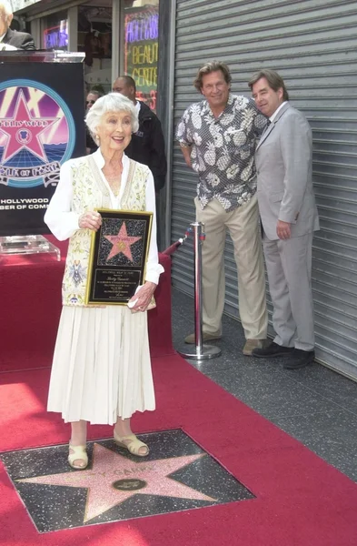 Betty Garrett recebe sua Estrela na Calçada da Fama enquanto Jeff e Beau Bridges olham — Fotografia de Stock