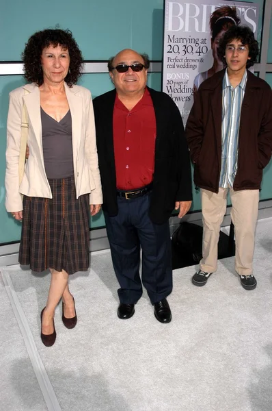 Rhea Perlman, Danny Devito et son fils — Photo
