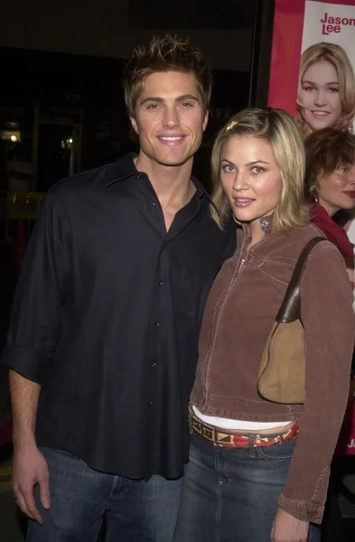 Eric Winter y su esposa — Foto de Stock