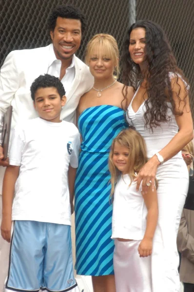Лайонел Ричи, жена Диана, сын Майлз, дочери София и Николь — стоковое фото