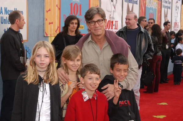 Eric Roberts with kids — Stock Photo, Image