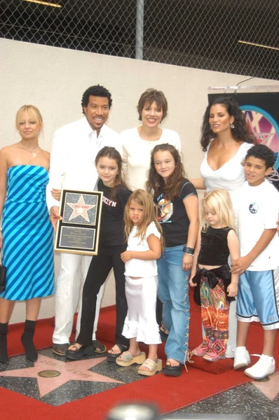 Lionel Richie, wife Diane, son Miles, daughters Sophia and Nicole — Stock Photo, Image