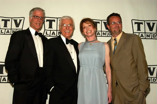 Ted Danson, Van Dyke, Mary Tyler Moore y Matthew Perry — Foto de Stock