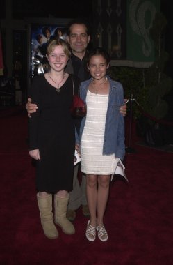 kız ve arkadaşı ile Tony Shaloub'un