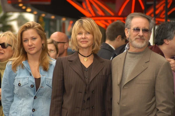 Jessica Capshaw, Kate Capshaw and Steven Spielberg — Stock Photo, Image