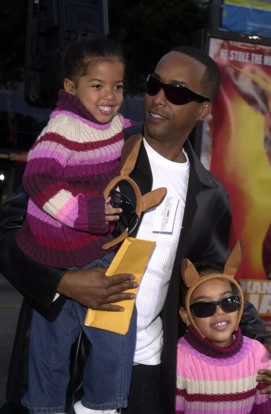 Miguel A. Nunez Jr. and kids — Stock Photo, Image