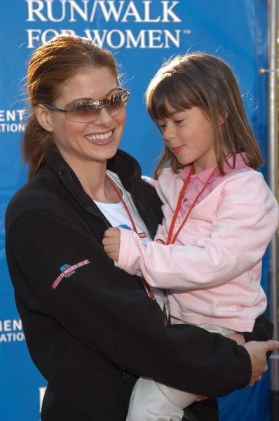 Debra Messing e sobrinha Natalie — Fotografia de Stock