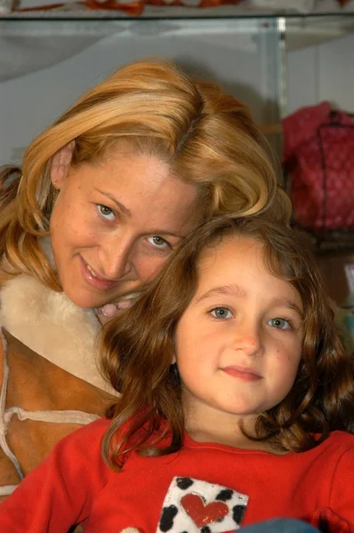 Jennifer blanc en god-dochter sierra — Stockfoto