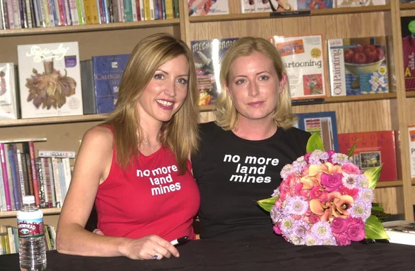 Heather Mills McCartney y su hermana Fiona Mills — Foto de Stock