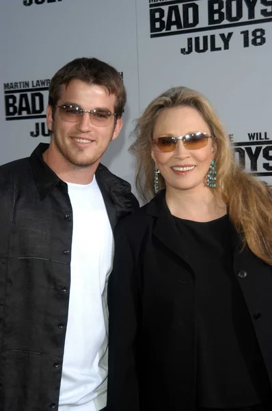 Faye Dunaway y su hijo Liam — Foto de Stock