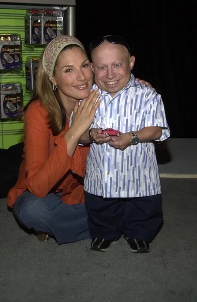 Daisy Fuentes e Verne "Mini-Me" Troyer — Fotografia de Stock