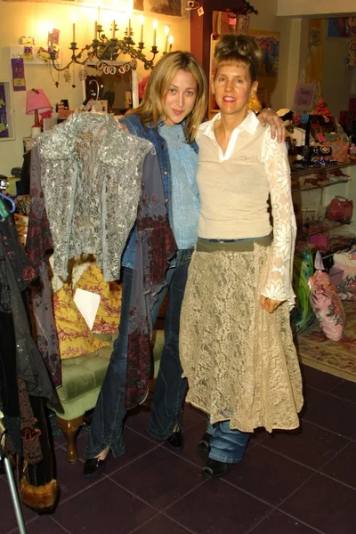 Jennifer Blanc e Linda Stevens da "Wysteria " — Foto Stock