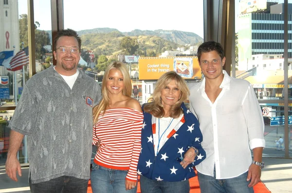 Tom arnold, jessica simpson, nancy Sinatry i nick lachey — Zdjęcie stockowe