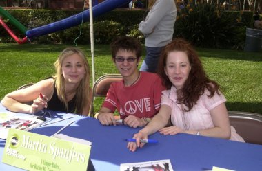 Kaley cuoco ve martin spanjers ve amy davidson