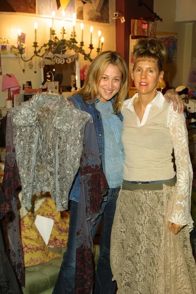Jennifer Blanc and Linda Stevens from "Wysteria" — Stock Photo, Image