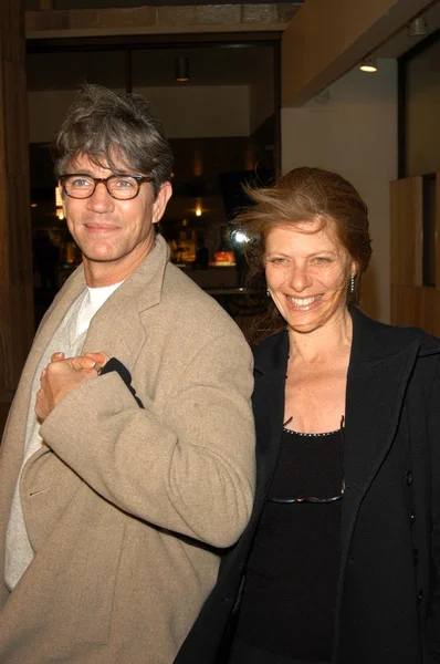 Eric roberts en vrouw eliza — Stockfoto