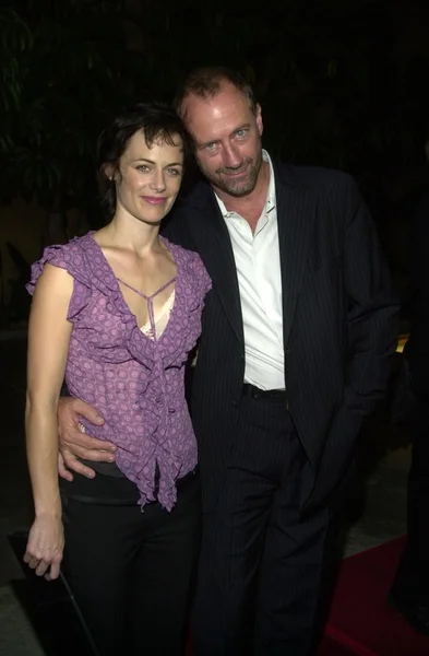 Sarah clarke och xander berkeley — Stockfoto