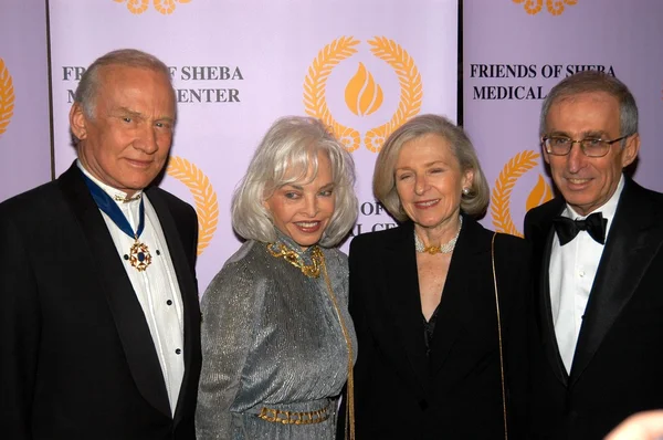 Buzz y Lois Aldrin con la Dra. Gerald Levey esposa Dra. Barbara Levey —  Fotos de Stock