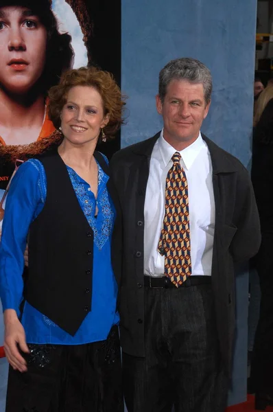 Sigourney Weaver and husband Jim Simpson — Stock Photo, Image