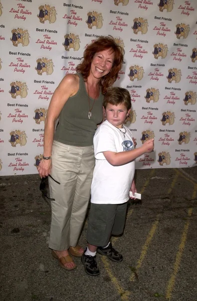 Mindy sterling en zoon max — Stockfoto