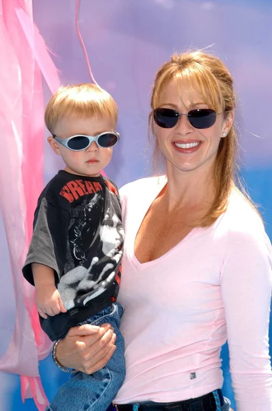 Lauren Holly and sone Alexander — Stock Photo, Image
