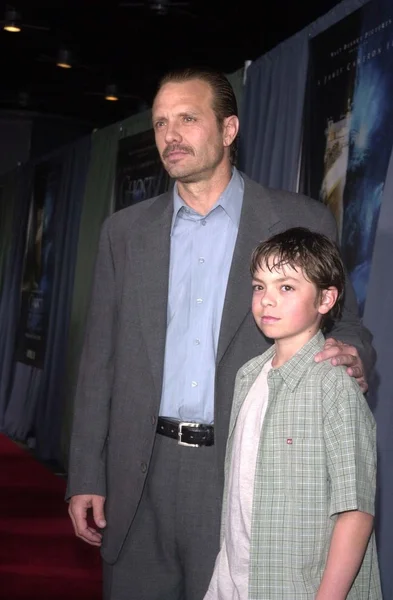 Michael biehn und son caelan — Stockfoto