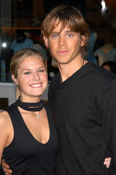 Eric Christian Olsen and Maggie Lawson — Stock Photo, Image