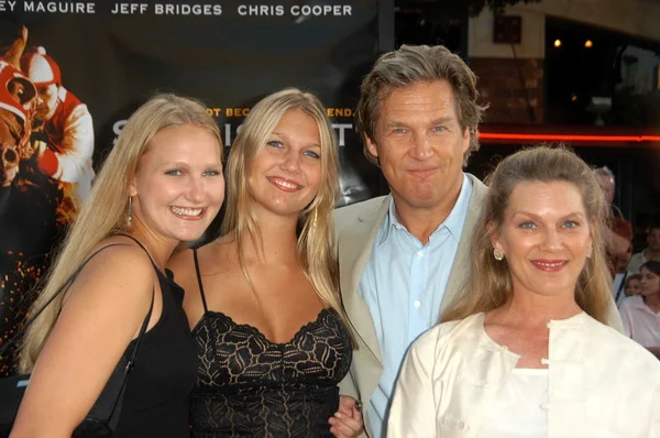 Jeff Bridges com a esposa Susan e as filhas Jesse e Hayley — Fotografia de Stock
