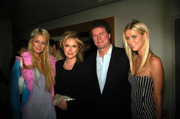 Nicky Hilton e Paris Hilton e genitori — Foto Stock