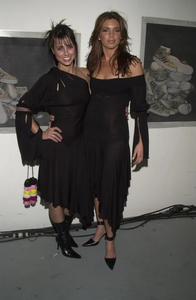 Constance zimmer och tessie santiago — Stockfoto