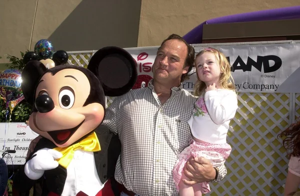 Jim Belushi and daughter Jamison and Mickey Mouse — Stock Photo, Image