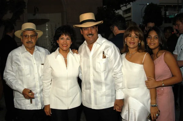 Carlos Fuente, Sr., Cynthia Fuente Juarez, Carlos "Carlito" Fuente, Jr., Rosie Fuente e Lidiana Fuente — Fotografia de Stock